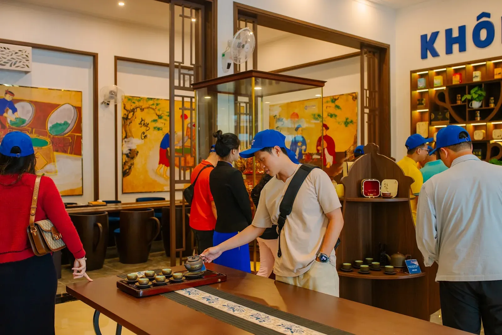 Du khách ngắm nhìn bộ ấm chén bày trên bàn trong showroom trà cụ